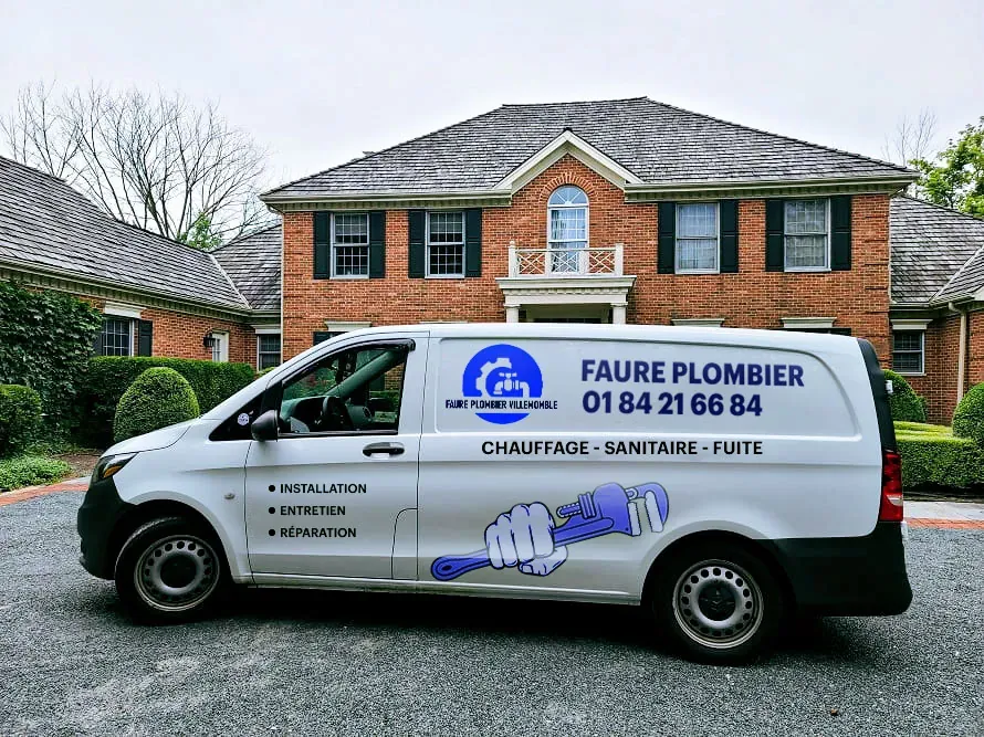 Camionnette d'intervention du plombier Faure à Villemomble